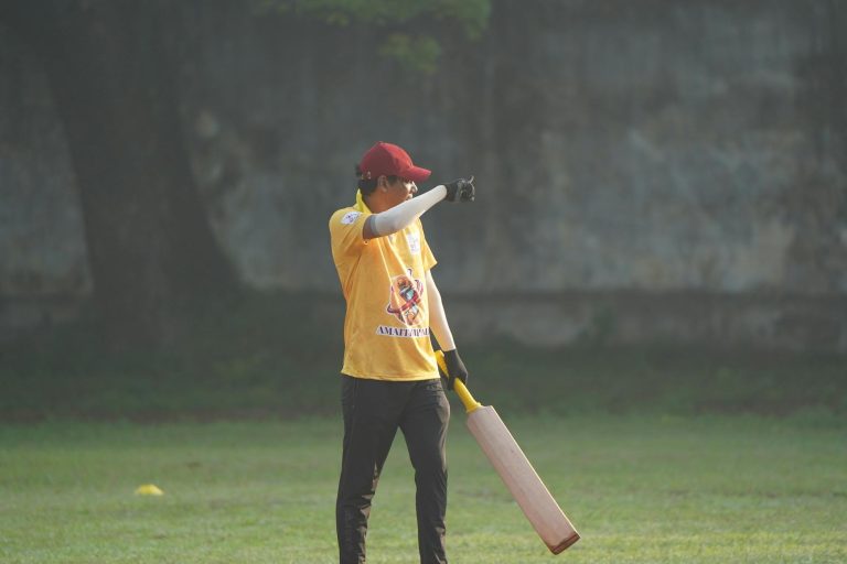 IPL में GT vs KKR मैच में फ्री-ह‍िट ड्रामा! प‍िच के बाहर ग‍िरी गेंद को अंपायर ने कहा- नो बॉल, वाइड क्यों नहीं? - ipl 2026 GT vs KKR ashok sharma pitch outside no ball free hit controversy tspok