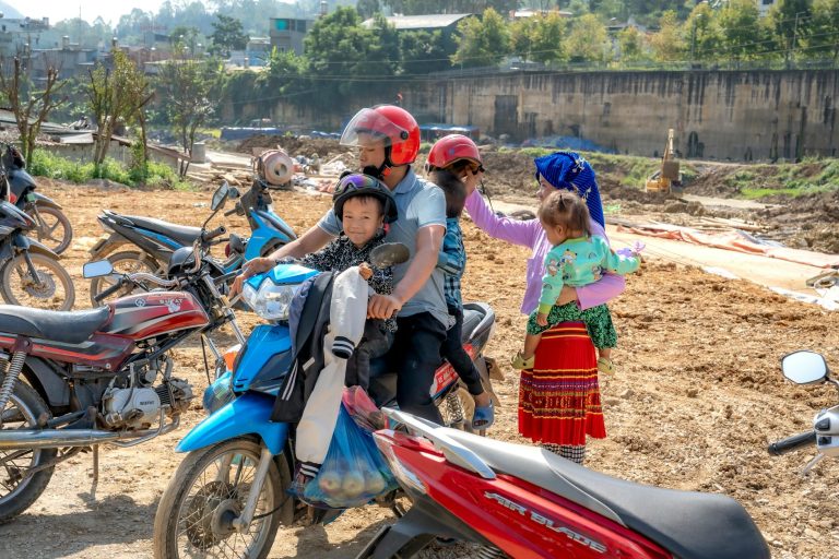 बड़ी फैमिली के लिए बेस्ट 7-सीटर कारें: 5.65 लाख में लो-बजट विकल्पों का खुलासा