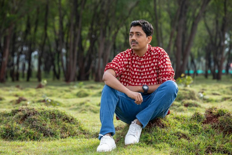 कॉमिक मास्क से परे: राकेश बेदी की दास्तां, खौफ और हास्य का मंजर