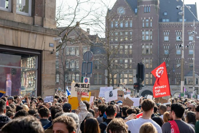 इंटरनेट ब्लैकआउट: इरान में सेंसरशिप का वास्तविक परिणाम