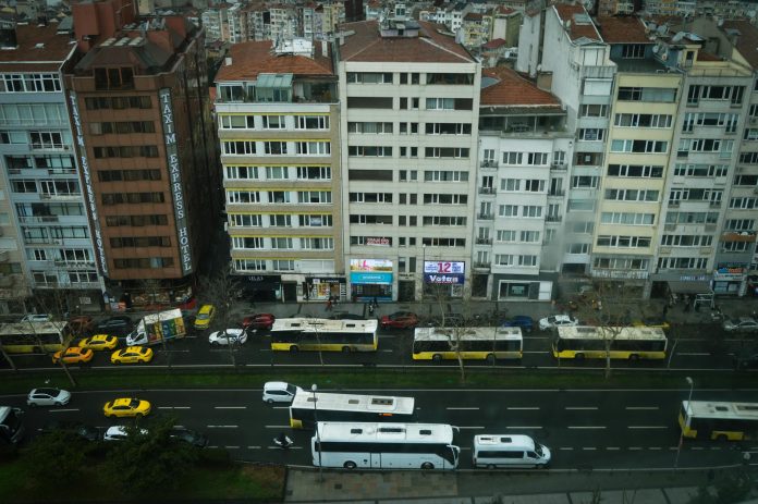 कर्नाटक के सूरपुर तालुक में भीषण सड़क हादसा: एक ही परिवार के 9 लोगों की मौत