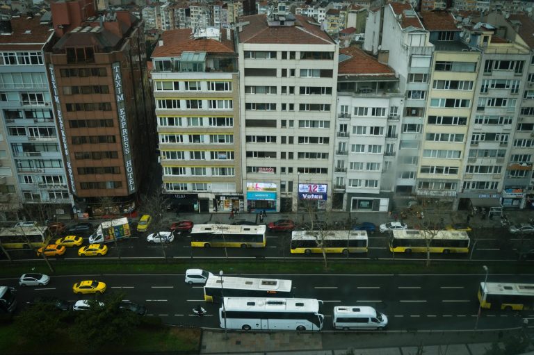 कर्नाटक के सूरपुर तालुक में भीषण सड़क हादसा: एक ही परिवार के 9 लोगों की मौत