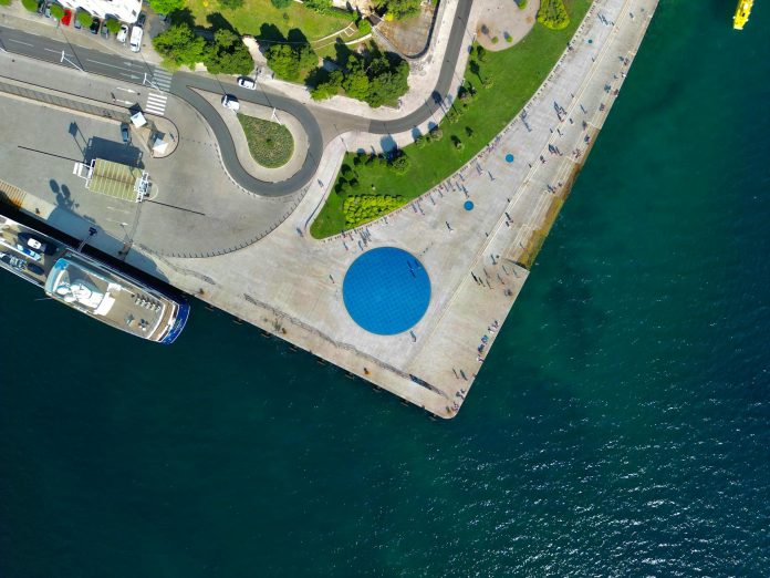 रूस के ड्रोन हमलों से ओडेसा बंदरगाह जल रहा है, ज़ापोरीज़िया में ट्रेन चालक की मौत: युद्ध की आग में क्या छुपा है? | 2026 युद्ध अपडेट