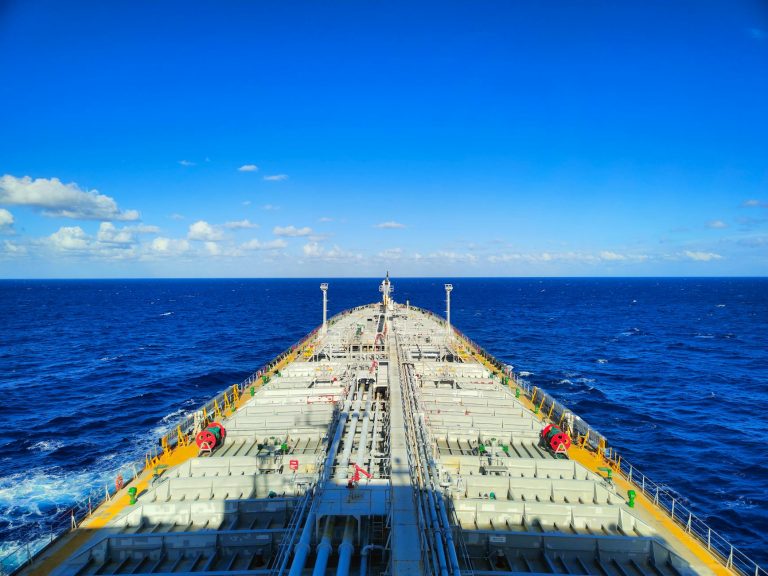 क्या ट्रम्प फिसल गए या फिसलने दिए? होर्मुज़ को फिर से खोलने के बाद 'ईरान के जलडमरूमध्य' की टिप्पणी से चर्चा छिड़ गई