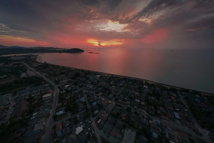 ईरान ने होर्मुज जलडमरूमध्य खोला! अमेरिका की नाकेबंदी के बीच क्या है असली मंजर, जानिए पूरा सच