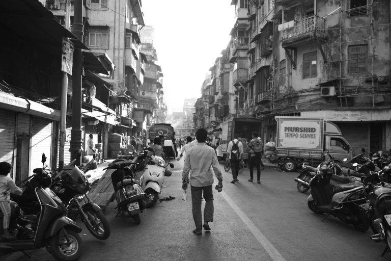 सेंसेक्स 400 अंक उछला, निफ्टी 24,300 पार; IT शेयरों में जोरदार तेजी, जानिए क्या है असली कारण?