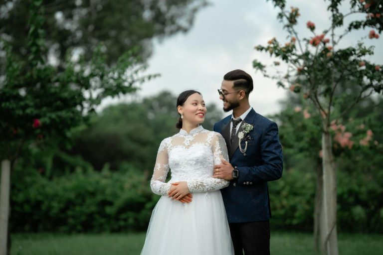 'राजा से शादी हुई है' पति की बांहों में गोविंदा की भांजी, बरसाया प्यार