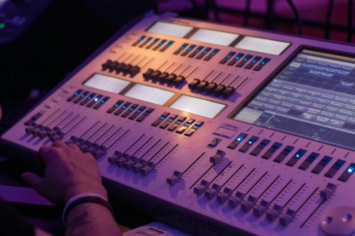 नोएडा में मजदूरों को मिलेगा डबल ओवरटाइम पे, कंट्रोल रूम स्थापित