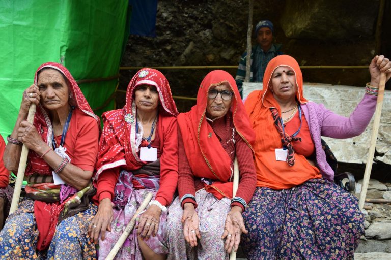 6 महीने बाद खुले बाबा केदारनाथ धाम के कपाट, भक्तों पर हेलिकॉप्टर से पुष्प वर्षा