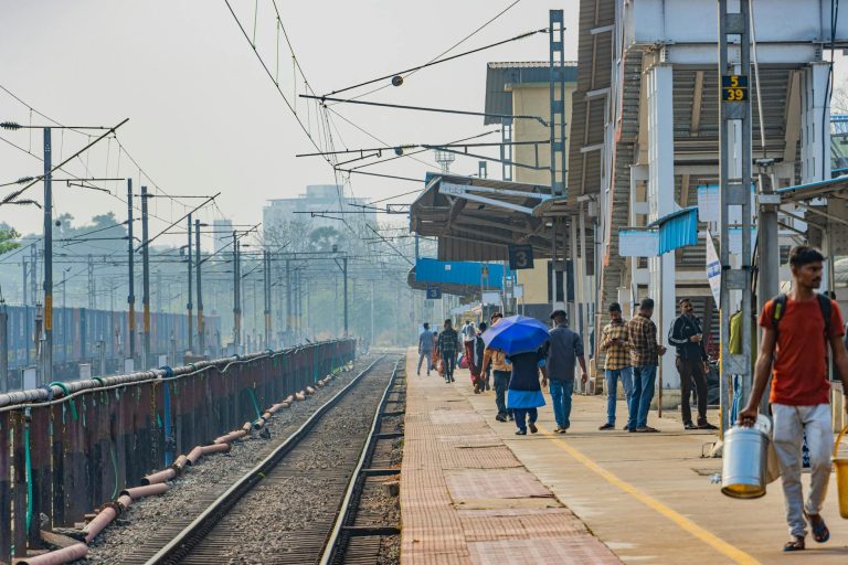 रेलवे स्टेशन पर बेकाबू भीड़ से चरमराई व्यवस्था, लाठीचार्ज... देखें हैरान करने वाली तस्वीर