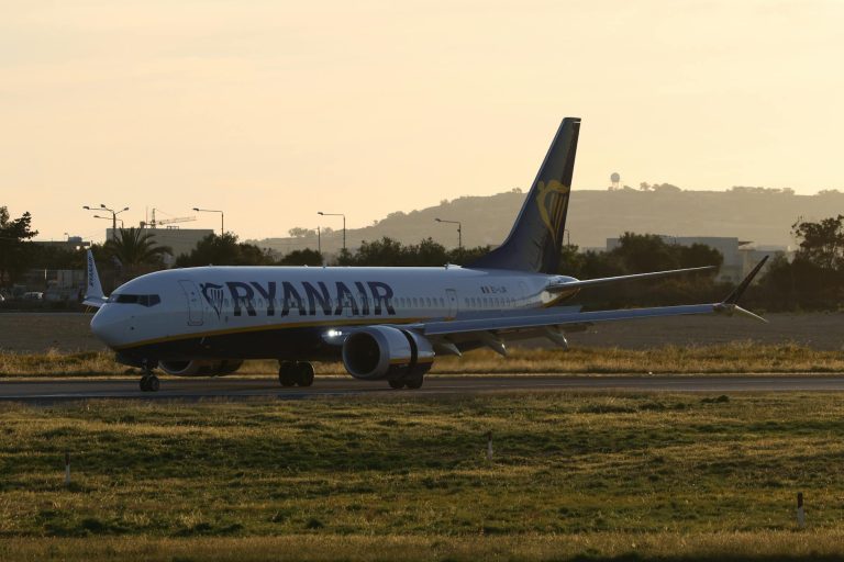 एयरपोर्ट पर प्लेन के पंखे आपस में टकराने में गलती किसकी? - who is responsible for spicejet akasa air wing collision