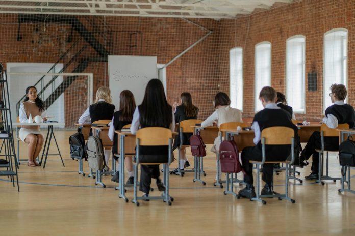 CBSE की 3-भाषा नीति: विदेशी भाषाओं और टीचर्स का क्या होगा? जानिए पूरा सच, जानकारी से लेकर कानून तक!