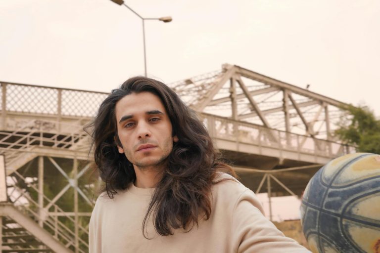 बढ़े हुए बाल और कंधे पर बैग, पथरीले रास्ते पर दिखे राहुल रॉय, पहचानना हुआ मुश्किल