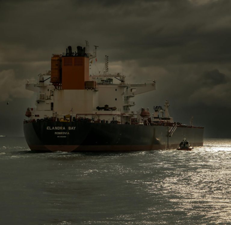 हॉर्मुज़ जलडमरूमध्य खुला: ईरान-इस्राइल युद्धविराम के बीच तेल की कीमतें 11% गिरी